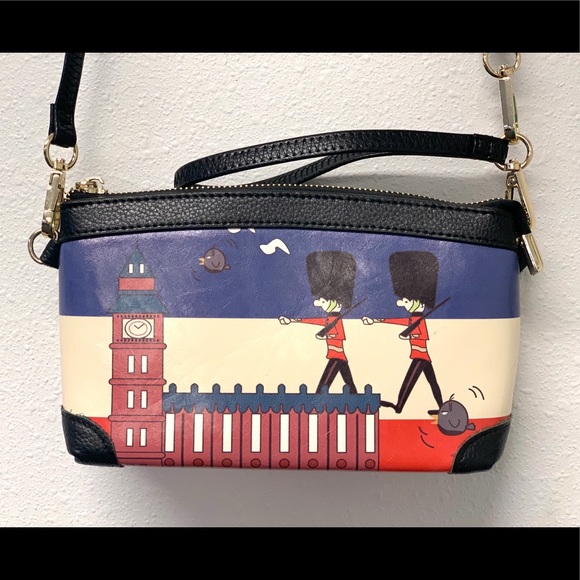 Crossbody-wristlet. - Picture 3 of 5